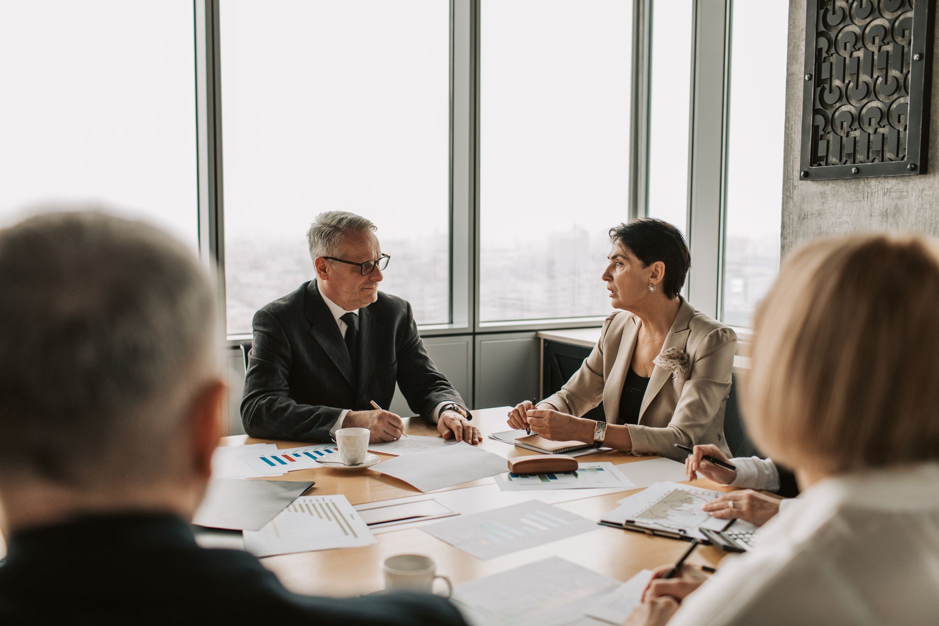 Kvantum corporate consulting team discussing sector research